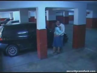 Adulto clipe porno en estacionamiento