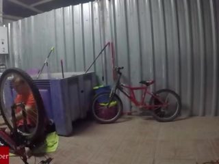 Engrasando la bicicleta y el coño de la gorda grabado contro cámara oculta gui030