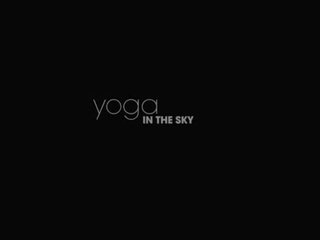 Gluds māksla joga uz the sky