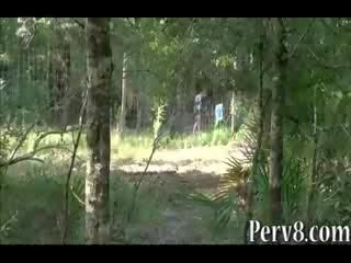 Kadın shooting akrobatik adolescent becerdin dışarı kapılar içinde the orman