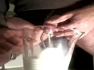 Susu memasukkan di cotok dan air mani