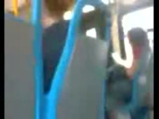 Este joven es loca a tirón apagado en la autobús