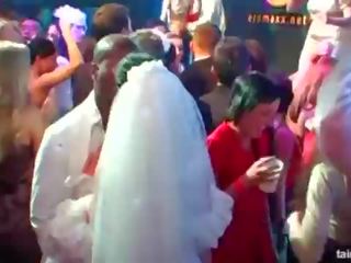 Outstanding lasciv brides suge mare cocoșilor în public
