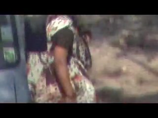 Hinduskie ciocie sprawka mocz na dworze ukryty kamera film
