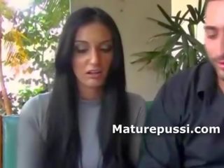 Puikus terrific brunetė milf šikna apie displėjus už a daug jauniau vyras