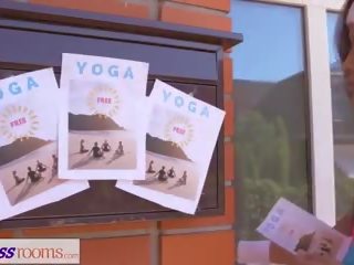 Fitness rom porno yoga til stor pupper asiatisk lesbisk: kjønn film af