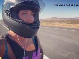 Felicity feline motorcycle femme fatale sürmek aprilia in lifçik