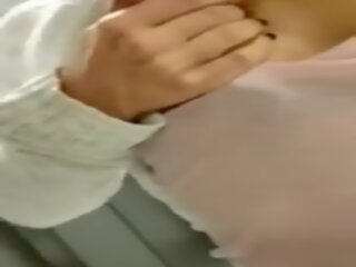 Giovane donna aiuta latte suo amico, gratis poppe succhiare xxx video film da