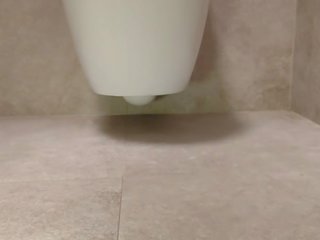 Beguiling chodidlá v the toaleta